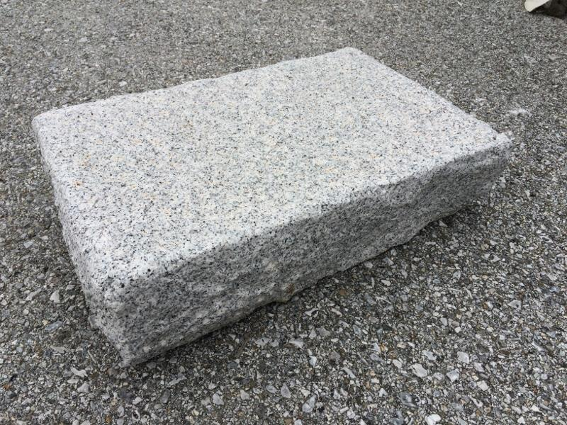 Pavimentazione lastre granito grigio e percorso per ipovedenti