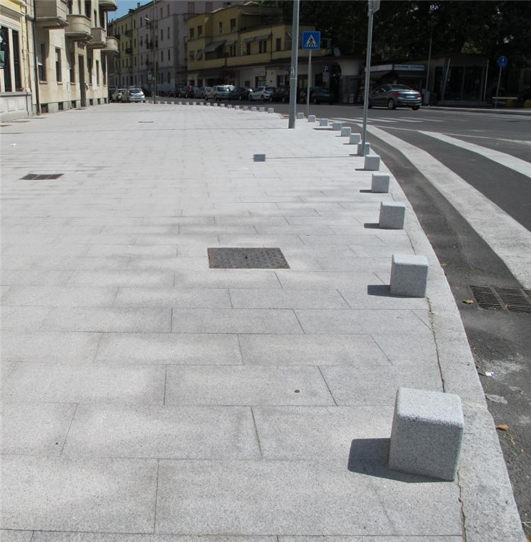 Pavimentazione lastre granito grigio e percorso per ipovedenti